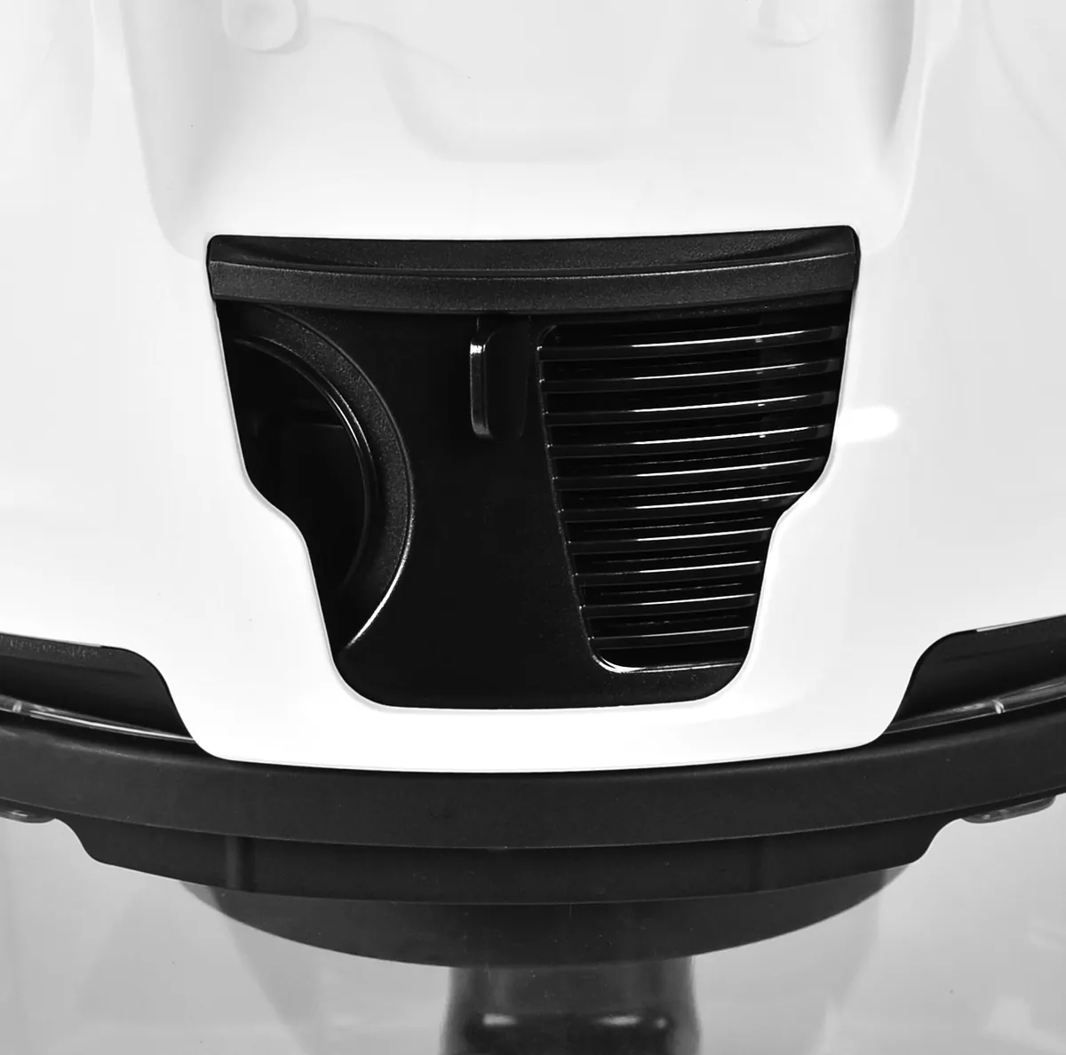 Detalhe da grade de saída de ar de um equipamento branco